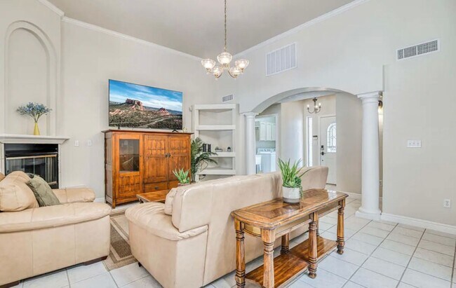 Building Photo - Short Term leases optionn4 Bedrooms 3 baths( near by Sunland Park Dr & Mesa St)