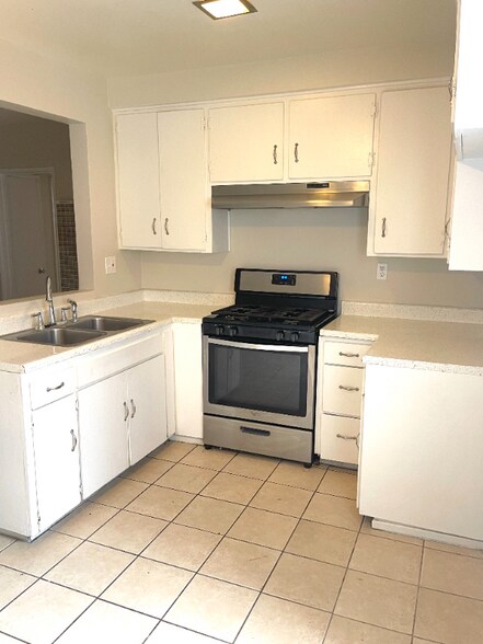 Building Photo - 562 Silverwood Ave