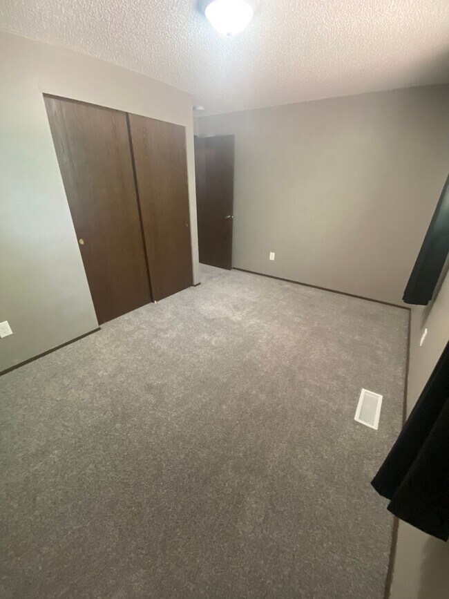 Building Photo - 3 Bed Room 1.75 Bath , New Floor Covering , New Interior Paint