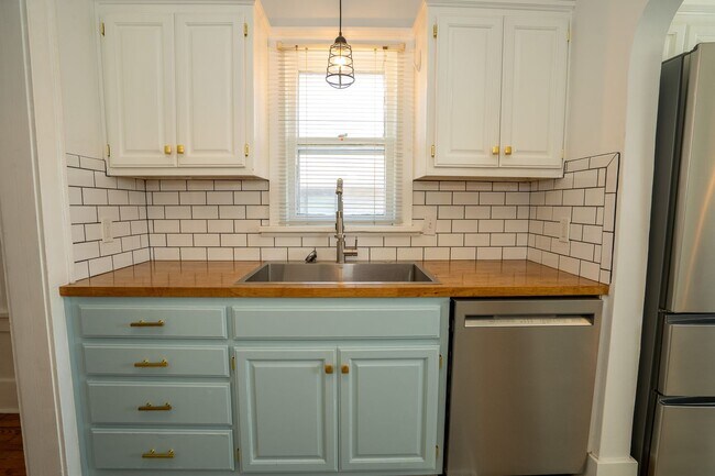 Building Photo - Updated 2 Bed, 1.5 Bath in Tulsa!
