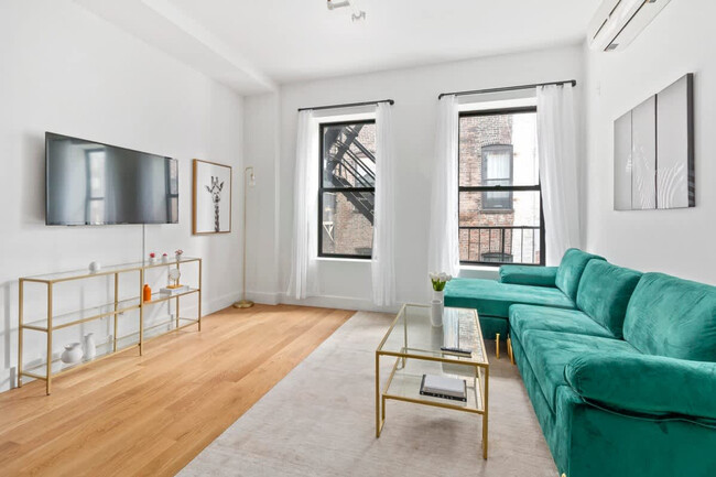 Building Photo - 519 W 45th St