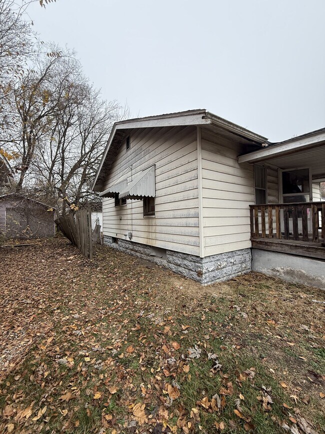 Building Photo - 1652 E Hickory St