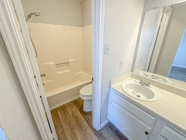 Building Photo - 2 Bedroom, 2.5 Bathroom Boardwalk Condo Near Baylor!