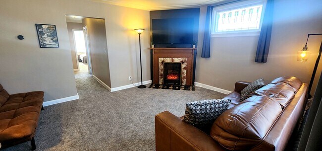 Building Photo - 822 E 4th St