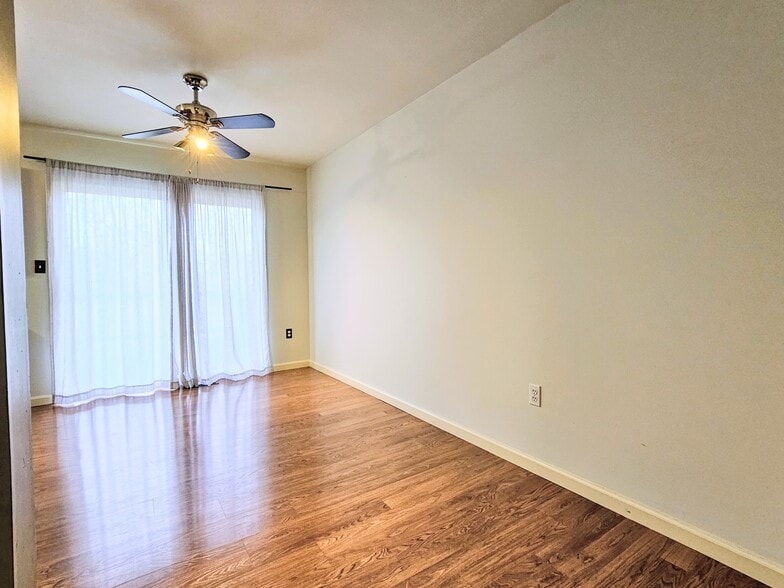 Building Photo - 688 Rockwood Dr