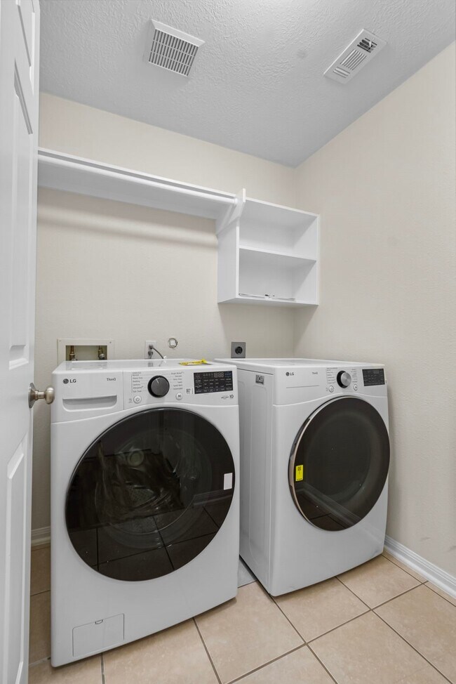 Building Photo - 34 Drifting Shadows Cir