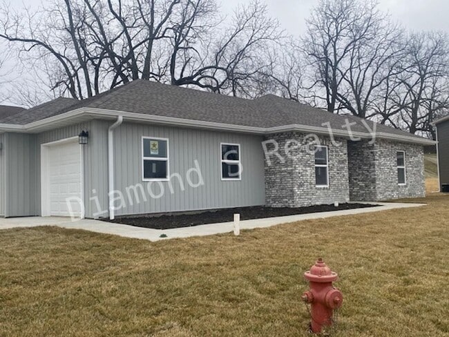 Primary Photo - Gorgeous 4 Bedroom Ozark House Coming Earl...