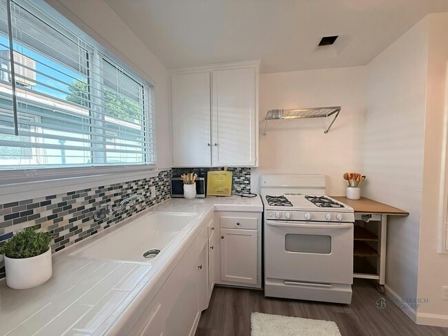 Building Photo - 504 N Hollywood Way