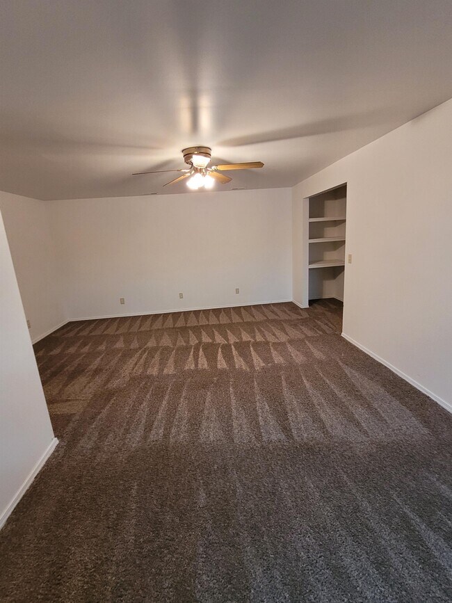Building Photo - 480 N Limit St