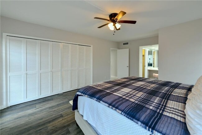 Building Photo - 2751 N Palm Aire Dr
