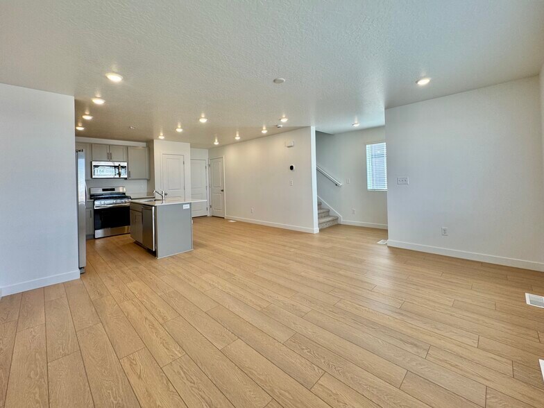 Building Photo - 2071 Sand Holw Dr