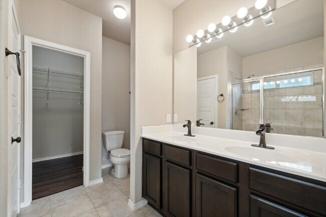 Building Photo - Price Improvement! This 4 bed, 2.5 bath ho...