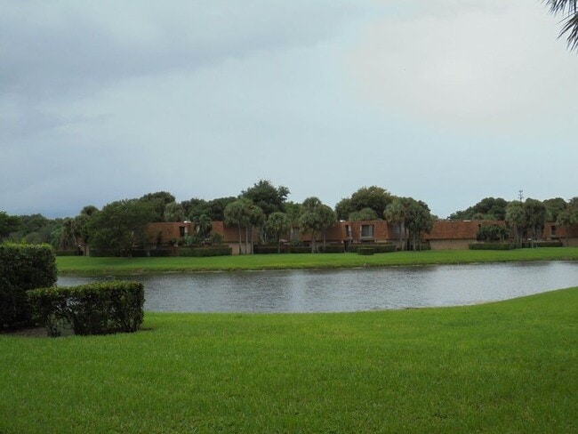 Building Photo - 505 Live Oak Ln