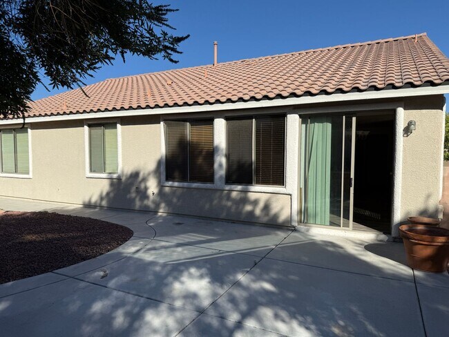 Building Photo - Beautiful three Bedroom, 2 Bath Home