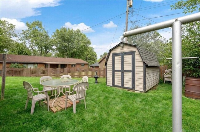 Building Photo - 140 Redbud Dr