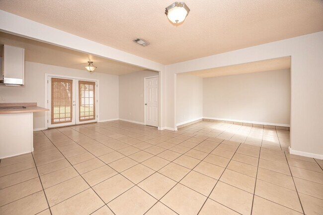Building Photo - 2840 Gardendale Ave