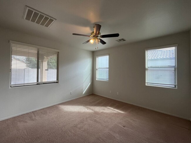 Building Photo - 4 Bedroom Home with Loft in Stonefield Com...