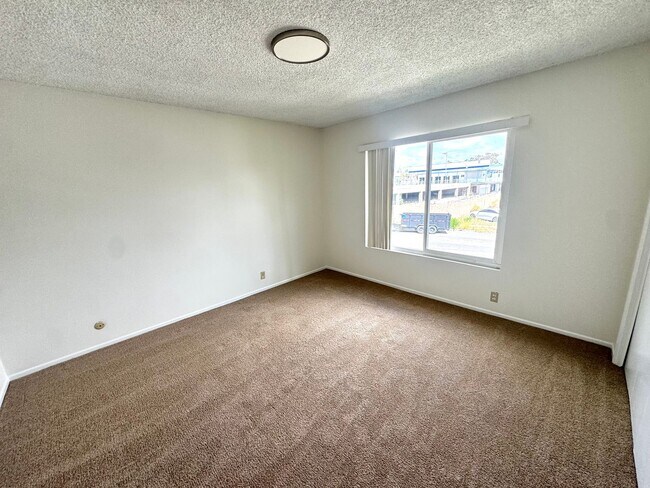 Building Photo - Upgraded Spacious and Bright Upstairs One Bedroom