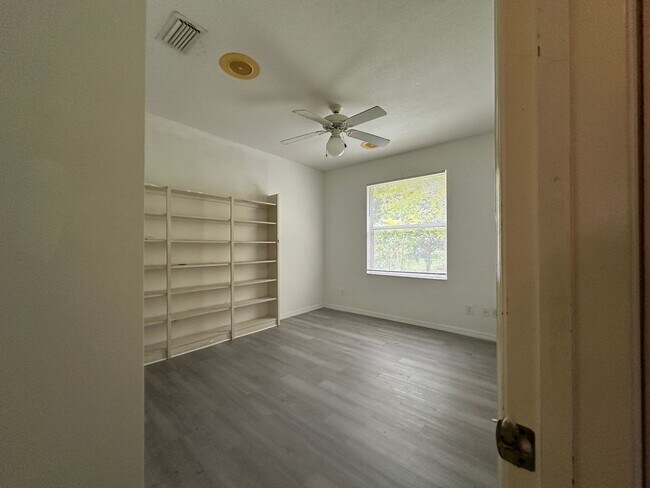 Building Photo - 815 Nelson Ave
