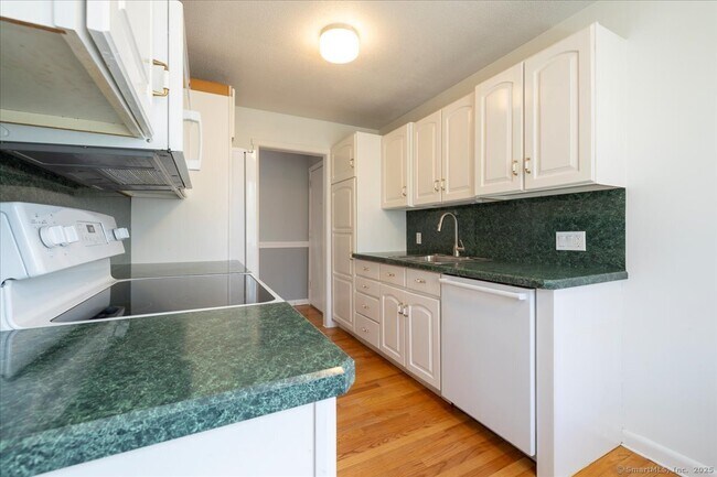 Building Photo - 114 Heritage Vlg