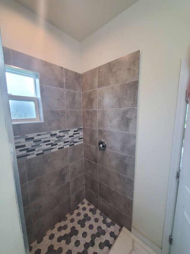 Building Photo - Large 4 Bed 3 Bath with 2 Car Garage-LEHIG...
