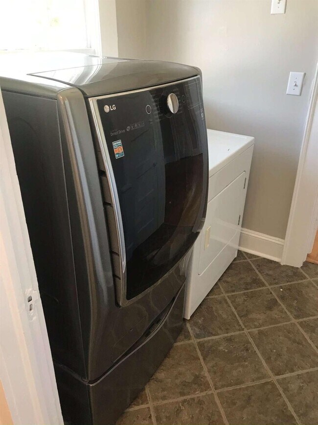 Building Photo - 1706 McLendon Ave NE