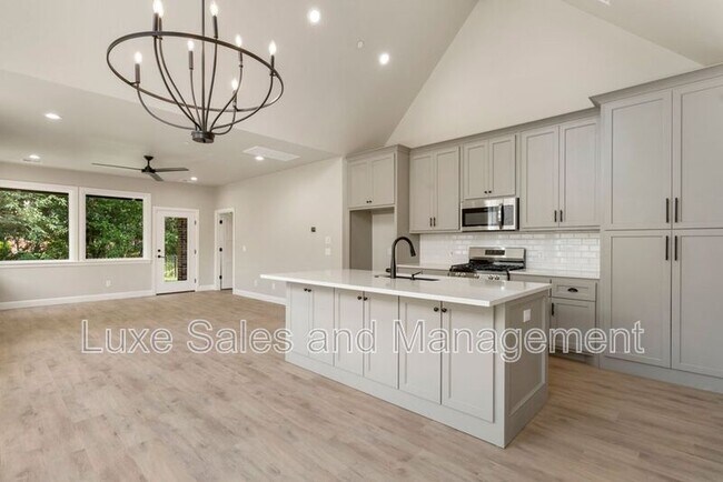 Building Photo - 4136 Abbey Pk Dr