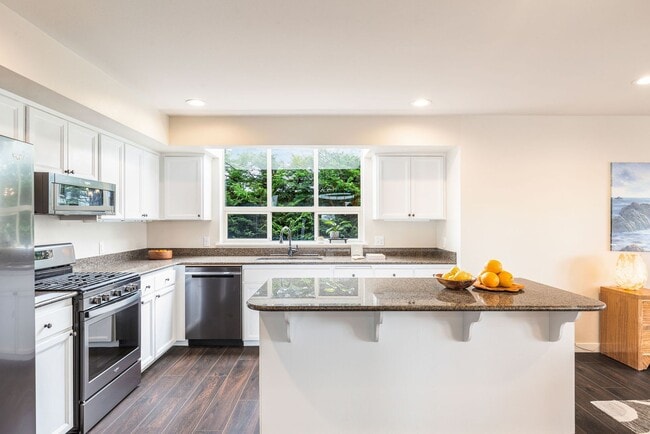 Building Photo - View Home in Quiet Neighborhood