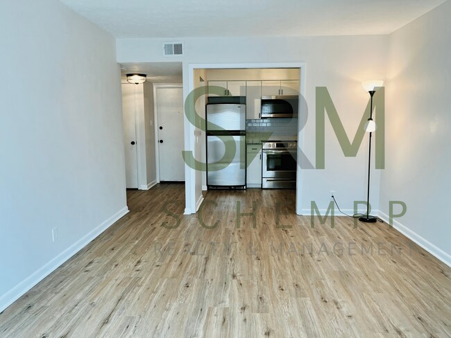 Building Photo - Remodeled one bedroom condo off Gardiner Lane with pool access