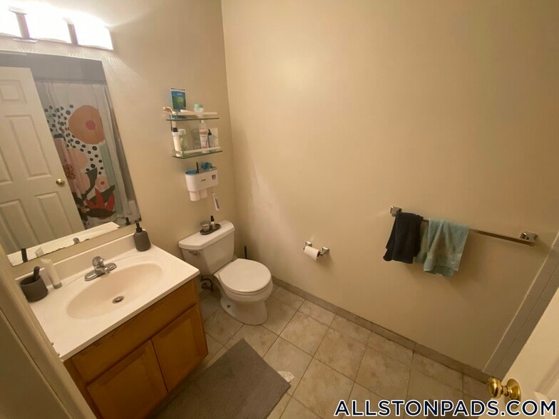 Building Photo - 36 B Raymond St