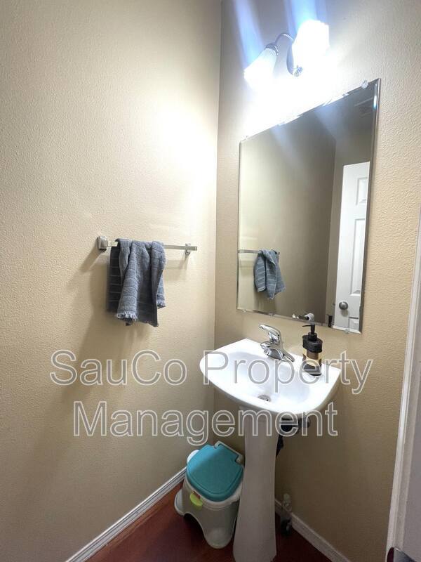 Building Photo - 6007 NE Alder St