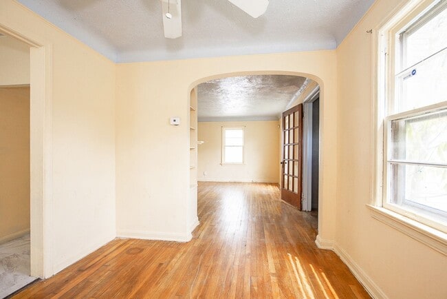 Building Photo - 2 BED 1.5  BATH BEAUTIFUL SINGLE FAMILY HO...