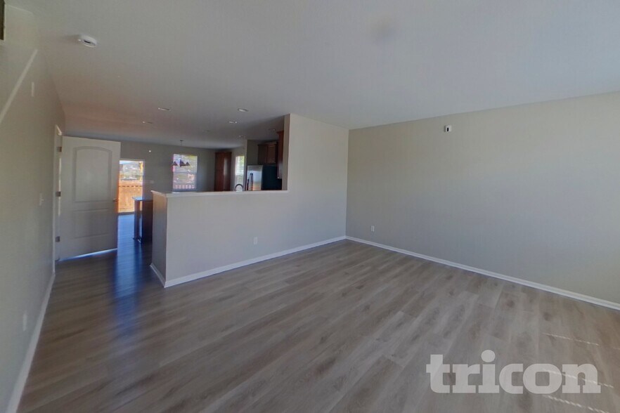 Building Photo - 647 Clarendon Dr