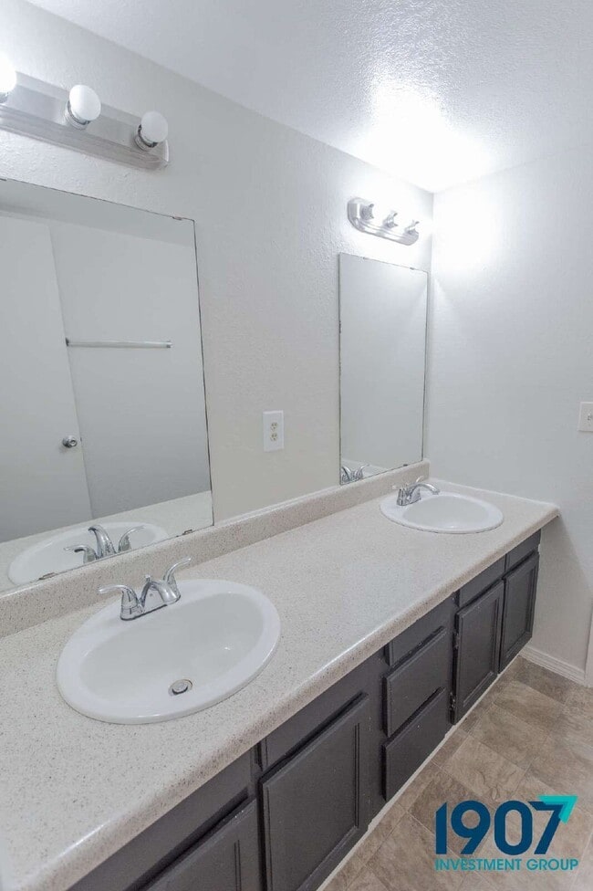 Building Photo - 611 Sinclair Dr