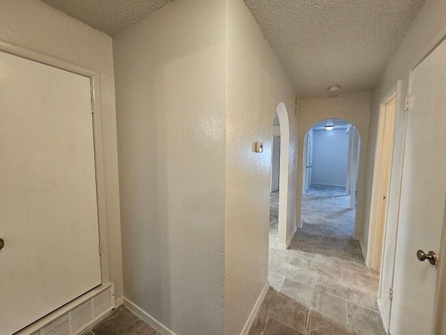 Building Photo - Beautifully Renovated 2-Bedroom Half Duple...