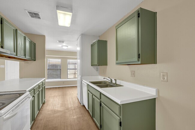 Building Photo - 1325 Bayou Dr