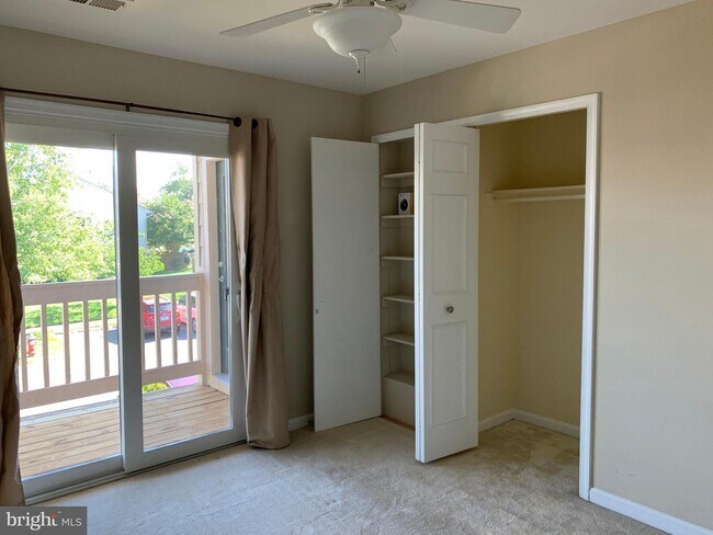 Building Photo - 6084B Essex House Square