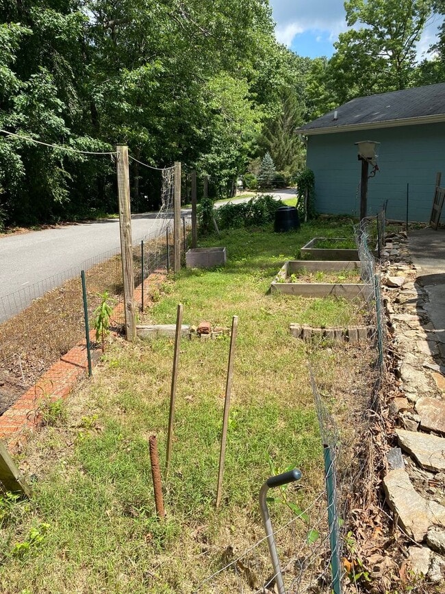 Building Photo - Black Mountain - Wooded lot, One-Level home, Room to Garden!