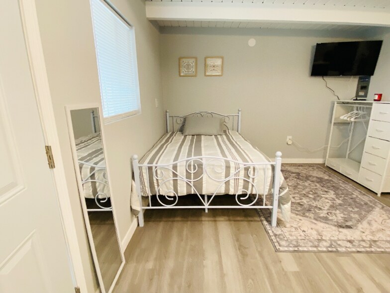 Building Photo - 1002 Mt Vernon Dr