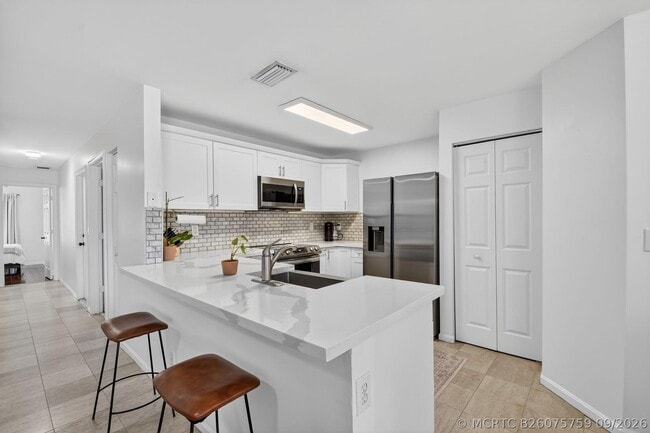 Building Photo - 3387 Commodore Ct