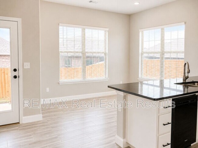 Building Photo - 511 Melrose Pl