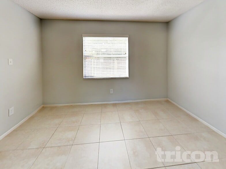 Building Photo - 266 Iowa Woods Cir W