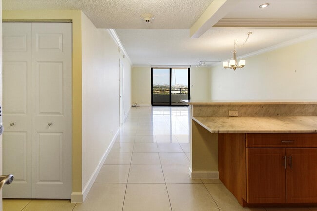 Building Photo - 2500 Parkview Dr