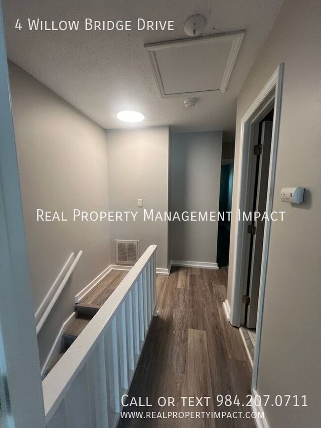 Building Photo - 4 Willow Bridge Dr