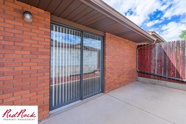 Building Photo - Remodeled 2 Bedroom Townhome. Pet Friendly!