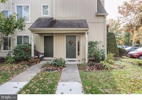 Building Photo - 141 Woodlake Dr