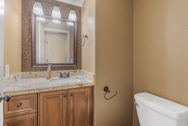 Building Photo - Lovely 3 bed / 2.5 bath Home in the Power ...