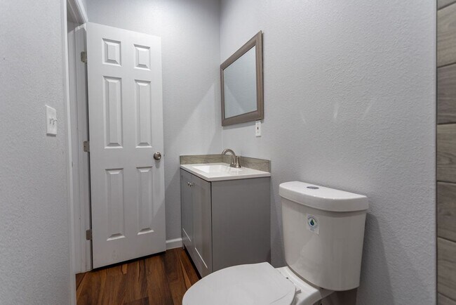 Building Photo - Central 2 Bedroom 2 Bath