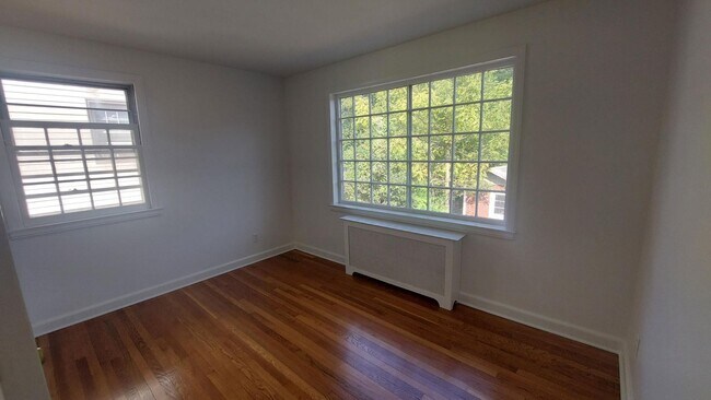 Building Photo - Cape Style Single Family 2 Bedroom/ 1 Bath...
