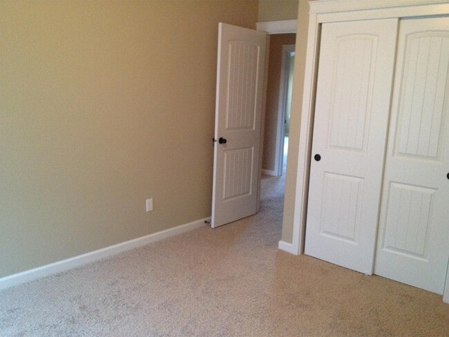 Building Photo - 425 N Vernonia Rd